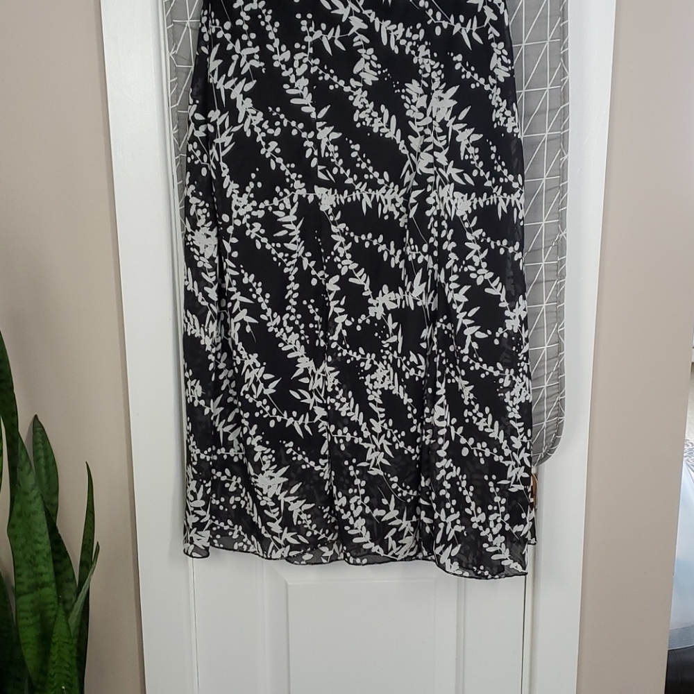 Black and white flowy skirt